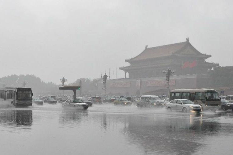 天安門(mén)暴雨.jpg